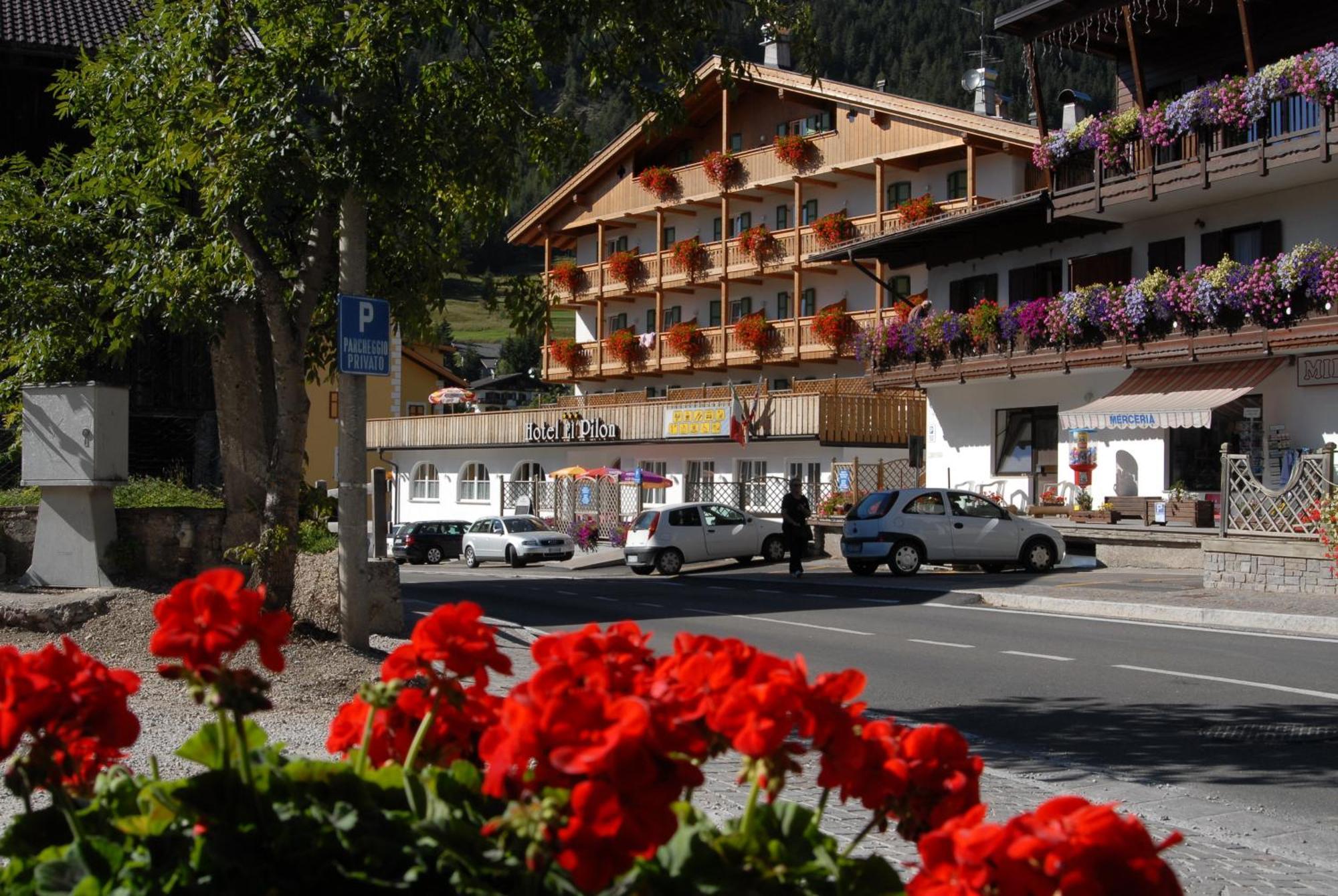 Hotel El Pilon Pozza di Fassa Eksteriør billede